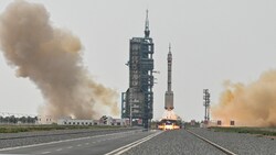 China hat am Dienstag drei Astronauten auf den Flug zu seiner Raumstation „Tiangong“ gebracht. Mit einer Rakete vom Typ „Langer Marsch 2F“ startete das Raumschiff „Shenzhou 16“ (Magisches Schiff) vom Raumfahrtbahnhof Jiuquan in der Wüste Gobi in Nordwestchina ins All. (Bild: AFP/Hector Retemal)