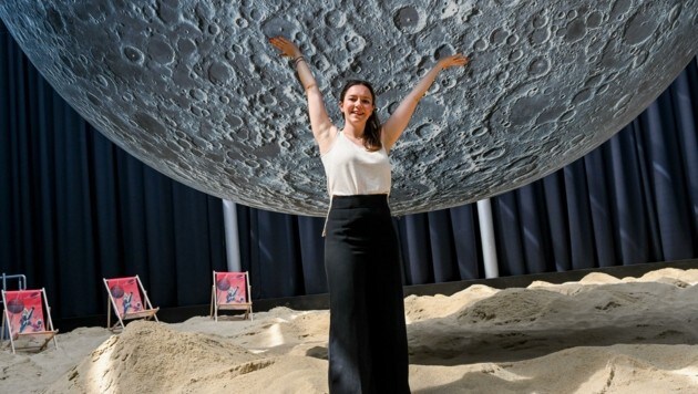 Besucherin Verena Baumgartner ist begeistert vom Mond. (Bild: Dostal Harald)