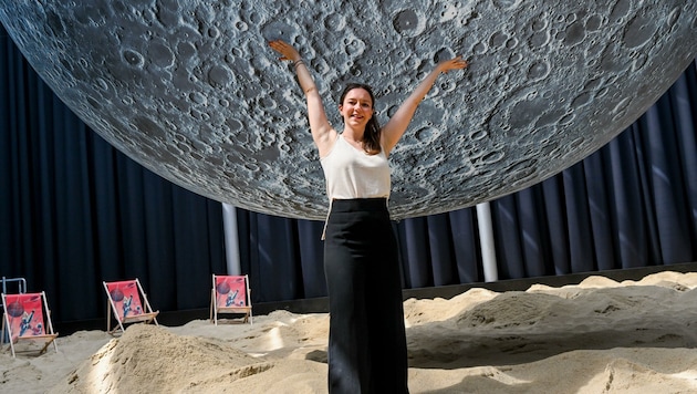Besucherin Verena Baumgartner ist begeistert vom Mond. (Bild: Dostal Harald)
