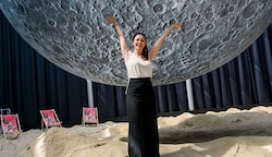 Besucherin Verena Baumgartner ist begeistert vom Mond. (Bild: Dostal Harald)