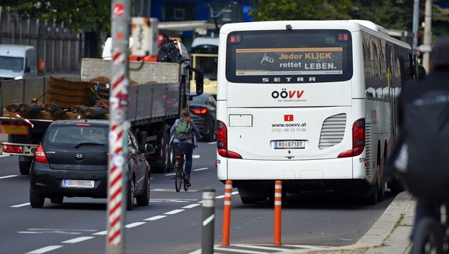 Auch die Busse des Verkehrsverbundes stehen in Linz oft lange im Stau. (Bild: Wolfgang Spitzbart)