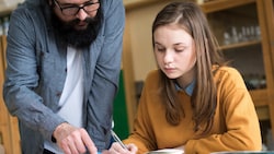 Österreichs Familien müssen für ihre Schulkinder mehr Nachhilfe denn je in Anspruch nehmen. (Bild: andreaobzerova - stock.adobe.com)