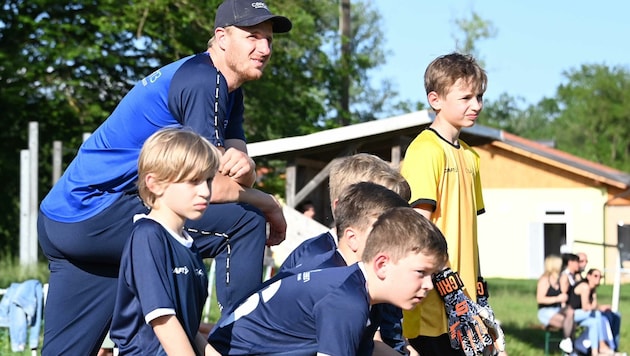 „Hinti“ übt schon als Trainer bei seinem Nachwuchsprojekt. (Bild: F. Pessentheiner)