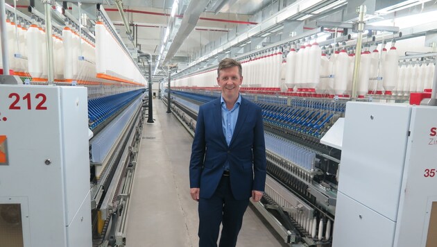 Friedrich Schopf in der Spinnerei in Kroatien, wo 115 Mitarbeiter täglich im Schichtbetrieb 30 Tonnen Garne produzieren. (Bild: Schütz Markus)