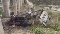 In Indien ist ein überfüllter Reisebus in der Region Kaschmir im Himalaya von einer Autobahnbrücke gerutscht und in die Tiefe gestürzt. (Bild: kameraOne (Screenshot))