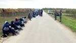 Bilder, an die sich die Einsatzkräfte im Burgenland längst gewöhnt haben: Täglich werden an der Grenze zu Ungarn Migranten aufgegriffen, die auf ein besseres Leben im Westen hoffen. (Bild: Schulter Christian)