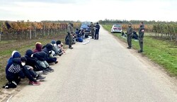 Bilder, an die sich die Einsatzkräfte im Burgenland längst gewöhnt haben: Täglich werden an der Grenze zu Ungarn Migranten aufgegriffen, die auf ein besseres Leben im Westen hoffen. (Bild: Schulter Christian)