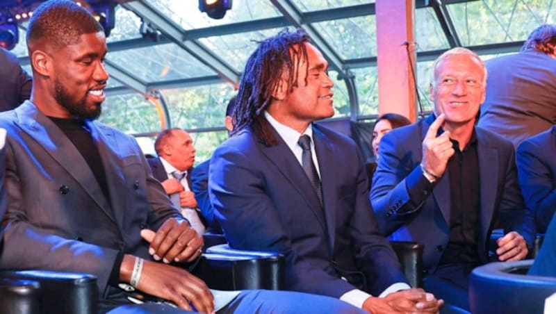 Kevin Danso (li.) mit Frankreichs Legenden Karembeu und Deschamps. (Bild: IMAGO/Sipa USA)