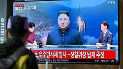 In den südkoreanischen Nachrichtensendungen war der Raketenstart die wichtigste Meldung des Tages. (Bild: APA/AFP/Jung Yeon Je)