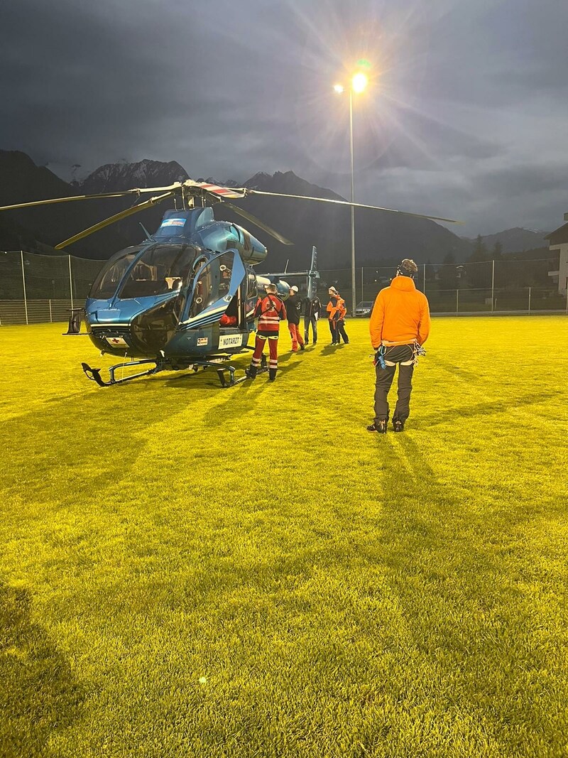 Mit dem Rettungshubschrauber Martin 6 wurden die Einsatzkräfte auf ein Plateau auf circa 2700 Metern geflogen. (Bild: Bergrettung Neukirchen)