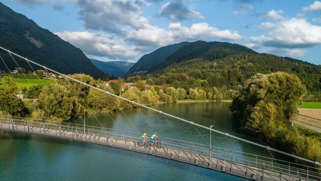 Das Panorama entlang des Drauradweges - wie hier auf der Brücke in Töplitsch - ist einzigartig. (Bild: Österreich Werbung / Martin Steinthaler)