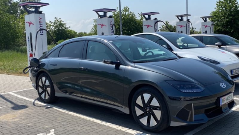 An HPC-Stationen gönnt sich der Hyundai Ioniq 6 bis zu 230 kW Ladeleistung. (Bild: Stephan Schätzl)