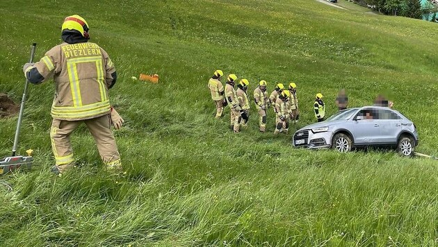 Die Feuerwehr brachte das Auto mithilfe eines Traktors wieder zurück auf die Straße. (Bild: Feuerwehr Hirschegg)