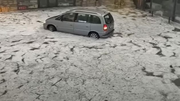 Ein extrem starkes Unwetter ist am Dienstagabend über den nördlichen Teil des Gardasees gezogen. Das Gewitter wurde von einem außergewöhnlichen Hagelschlag begleitet. (Bild: facebook.com/Franco Mandelli)