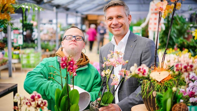 Landesrat Wolfgang Hattmannsdorfer mit Bellaflora-Mitarbeiter Glasner Sebastian (Bild: Horst Einöder/Flashpictures)