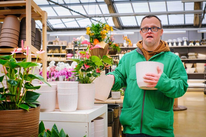 Menschen mit Beeinträchtigungen arbeiten bei der Gärtnerei Bellaflora, zum Beispiel Herr Glasner Sebastian.