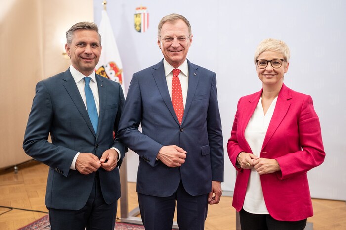 LR Wolfgang Hattmannsdorfer, LH Thomas Stelzer und WK-Präsidentin Doris Hummer präsentieren den Beteiligungsprozess „Inklusion und Arbeit“