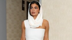 Kylie Jenner verleiht ihrem minimalistischen Look mit einem drapierten Schal das gewisse Etwas. (Bild: Copyright © 2023 BACKGRID, Inc. / Ferragamo)