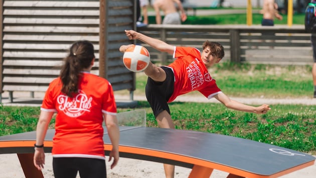 Die, die es ausprobiert haben, sind sicher: Teqball macht süchtig! (Bild: Podersdorf am See, Eric van Ommen)