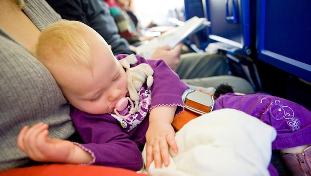 How to make the flight as comfortable as possible? We have the tips. (Bild: stock.adobe.com - PHB.cz (Richard Šemík))