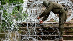 Gemeindeämter werden nun mit Stacheldraht gesichert. (Bild: AP)