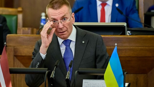 Rinkevics nach seiner Wahl im Parlament - mit Ukraine-Flagge am Rednerpult (Bild: APA/AFP/GINTS IVUSKANS)