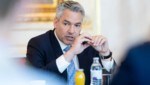 BUndeskanzler Karl Nehammer (ÖVP) Nehammer freut sich über die Strompreissenkungen einiger Anbieter. (Bild: APA/GEORG HOCHMUTH)
