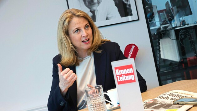 Beate Meinl-Reisinger auf Besuch in der Redaktion der „Steirerkrone“ (Bild: Christian Jauschowetz)