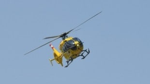 Eine schwer verletzte Person wurde nach dem Unglück mit dem Notarzthubschrauber ins Spital geflogen. (Bild: P. Huber)