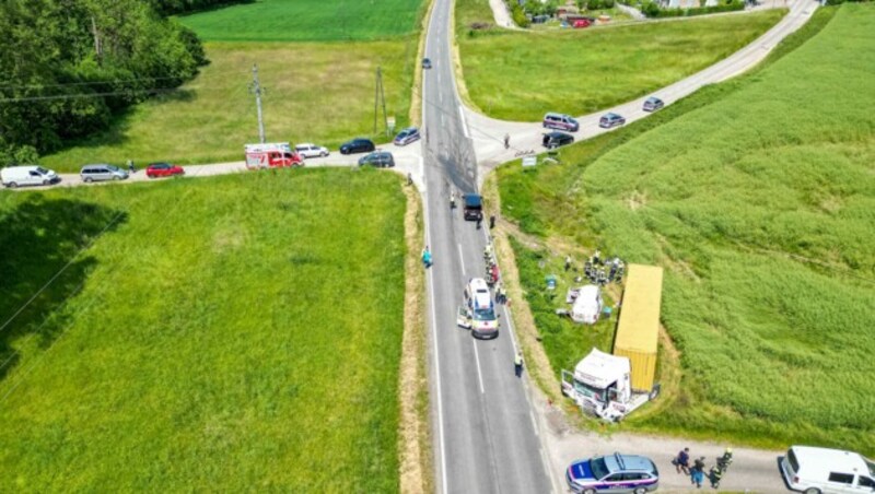 Ein Überblick der Unfallstelle. (Bild: TEAM FOTOKERSCHI.AT / KERSCHBAUMMAYR)