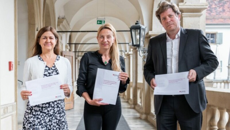 Soziallandesrätin Doris Kampus (li.), Gesundheitslandesrätin Juliane Bogner-Strauß, Studienautor Wolfgang Habacher. (Bild: steiermark.at/binder)