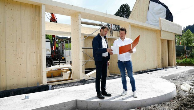 Georg Buchegger (rechts) mit Abtenaus Bürgermeister Johann Schnitzhofer auf der Baustelle des Bauernbogens. (Bild: Gerhard Schiel)