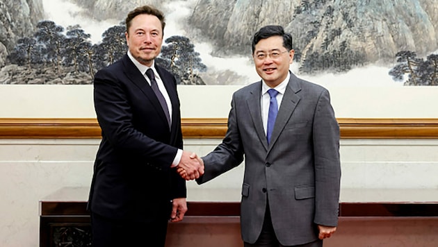 Der US-Multimilliardär Elon Musk hat bei einer China-Reise zahlreiche hohe Staatsvertreter - das Bild zeigt ihn mit Außenminister Qin Gang - getroffen und bei der Gelegenheit eine Ausweitung seiner Geschäfte in dem Land angekündigt. (Bild: AFP/Ministry of Foreign Affairs of the People‘s Republic of China)