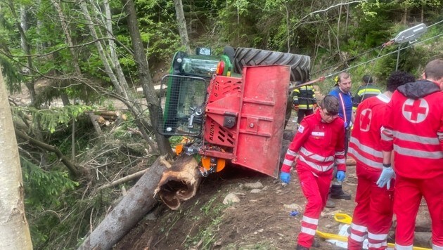 Unter diesem Traktor wurden Vater und Sohn eingeklemmt. (Bild: Rotes Kreuz)