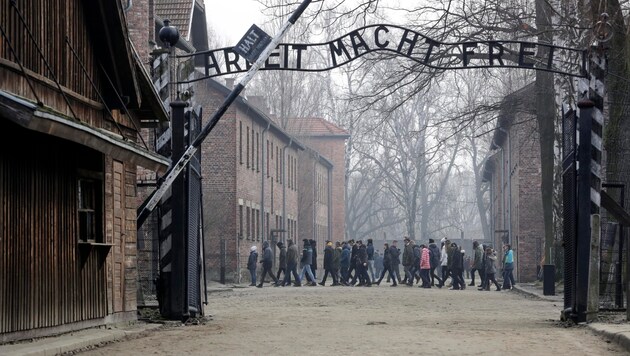 Der Eingang des ehemaligen KZ Auschwitz mit der zynischen Aufschrift „Arbeit macht frei“ (Bild: ASSOCIATED PRESS)
