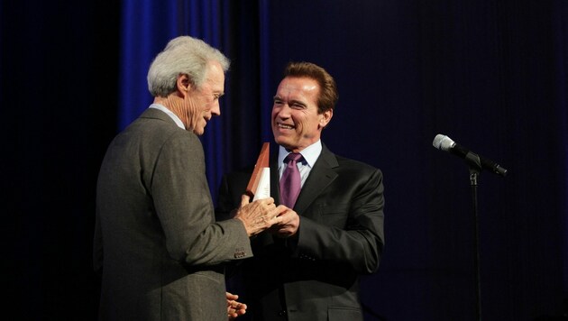 In dieser Archivaufnahme überreicht Schwarzenegger Clint Eastwood einen Auszeichnung in Kalifornien. (Bild: 2010 Getty Images)