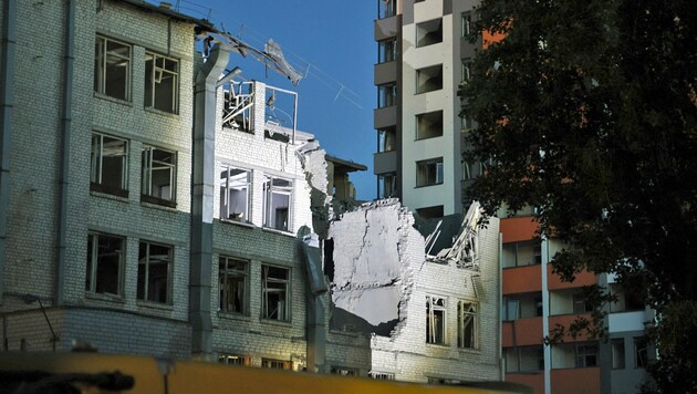 Ein durch eine abgeschossene Drohne zerstörtes Gebäude in Kiew (Bild: ASSOCIATED PRESS)
