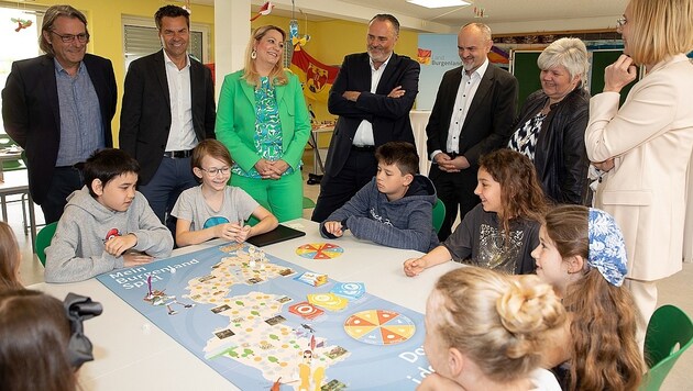 Neues Brettspiel für Schüler: Präsentation in Bad Sauerbrunn mit Landeschef Hans Peter Doskozil, Landesrätin Daniela Winkler, Bildungsdirektor Heinz Josef Zitz, Burgenland- Tourismus-Chef Didi Tunkel und Ortschef Gerhard Hutter. (Bild: LMS )