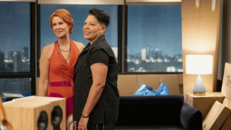 Cynthia Nixon und Sara Ramirez in der zweiten Staffel von „And Just Like That...“ (Bild: www.viennareport.at)