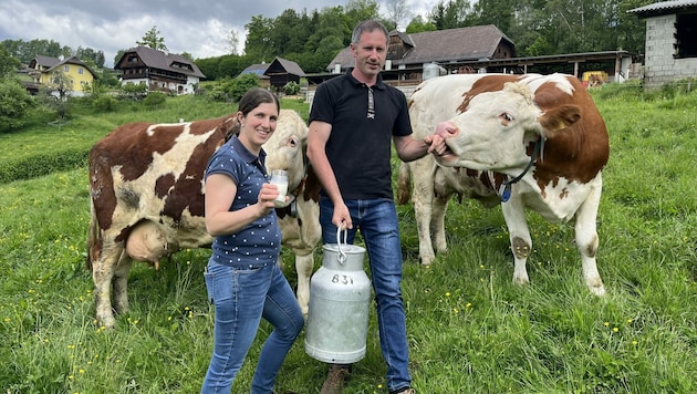 Anna und Georg Jankl betreiben einen Milchbetrieb in Himmelberg. Es wird stark auf Tierwohl und Direktvermarktung gesetzt. (Bild: Elisa Aschbacher)