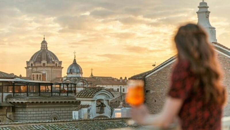 Die Rooftop Bar NOTOS im Six Senses Rom bietet eine atemberaubende Aussicht auf die Sehenswürdigkeiten rundum, hat aber auch das Zeug, zu einem beliebten Treffpunkt der Römer zu werden. (Bild: © Luana Failla. All Rights Reserved)