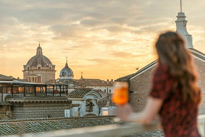 Die Rooftop Bar NOTOS im Six Senses Rom bietet eine atemberaubende Aussicht auf die Sehenswürdigkeiten rundum, hat aber auch das Zeug, zu einem beliebten Treffpunkt der Römer zu werden.