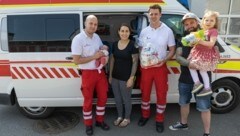 Baby Finja Nausner mit Mama Melanie Nausner und Papa Sebastian Letzbor, Schwester Lia und den Rettungssanitätern Simon Prückl und Bernhard Probst vom Roten Kreuz St. Florian. (Bild: Fotografie Resch Herbert)