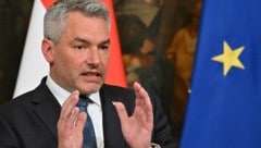 Bundeskanzler Karl Nehammer (ÖVP) macht sich für eine Deeskalation im Kosovo stark. (Bild: AFP)