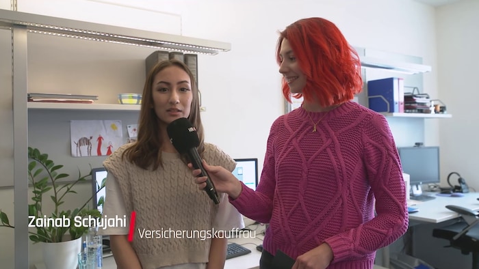 krone.tv Reporterin Sarah Jahn besuchte Lehrling Zainab an ihrem Arbeitsplatz bei Helvetia ...