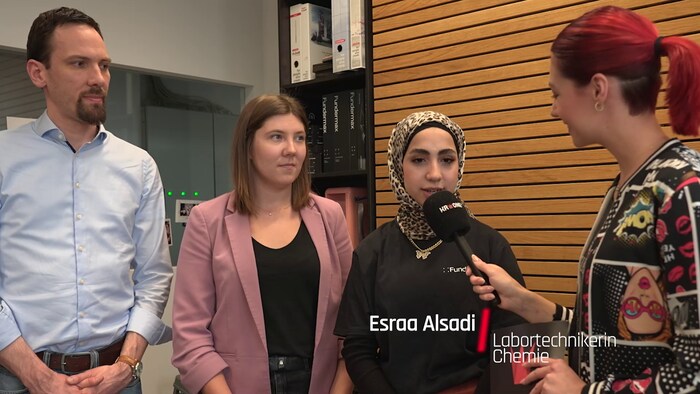 krone.tv Reporterin Sarah Jahn besuchte Lehrling Esraa an ihrem Arbeitsplatz bei FunderMax (im ...