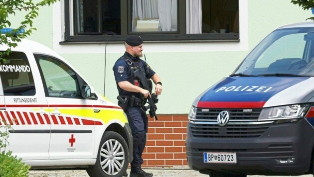 Die Polizei hat das Haus umstellt. (Bild: ERWIN SCHERIAU / APA / picturedesk.com)