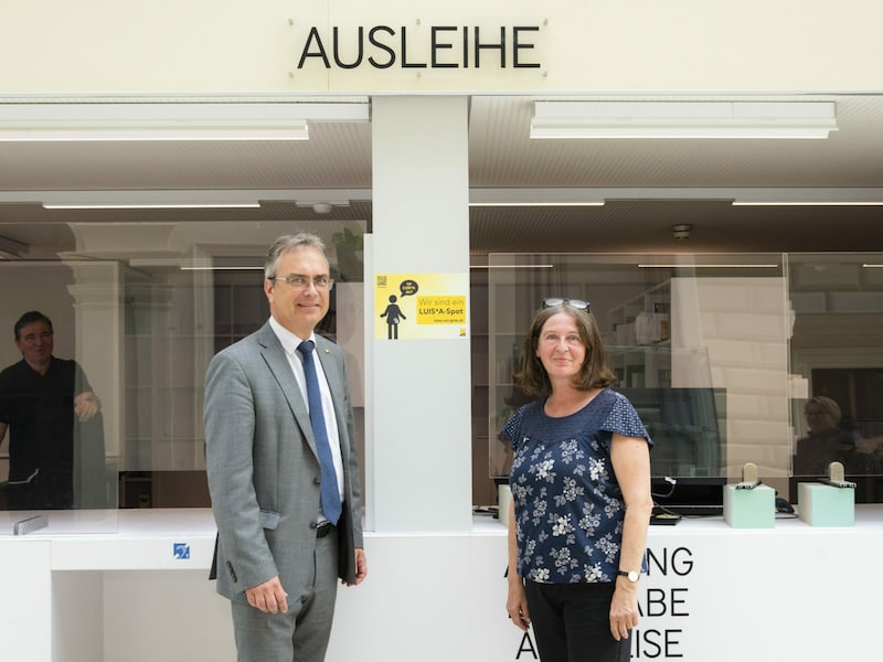 Einer der beiden neu eröffneten Luisa-Spots an der Uni Graz: Rektor Peter Riedler und Bürgermeisterin Elke Kahr vor der Ausleihe der Hauptbibliothek. (Bild: Uni Graz/Tzivanopoulos)