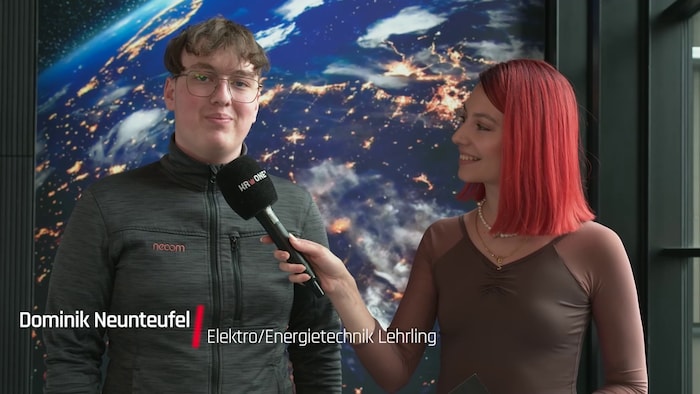 krone.tv Reporterin Sarah Jahn besuchte Lehrling Dominik an seinem Arbeitsplatz bei neoom.