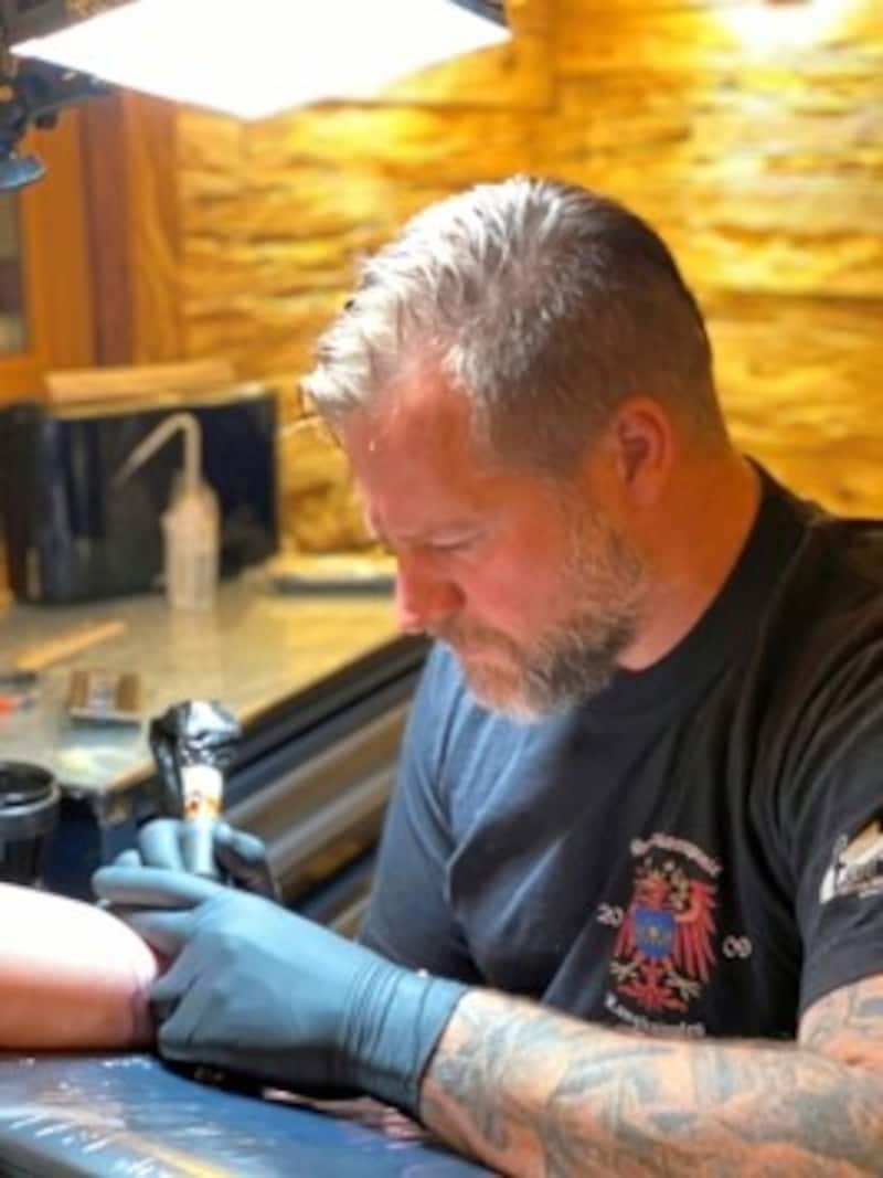 Paul Madreiter tätowiert in der Kollegienkirche christliche Tattoos. (Bild: Pauls Tattoos)